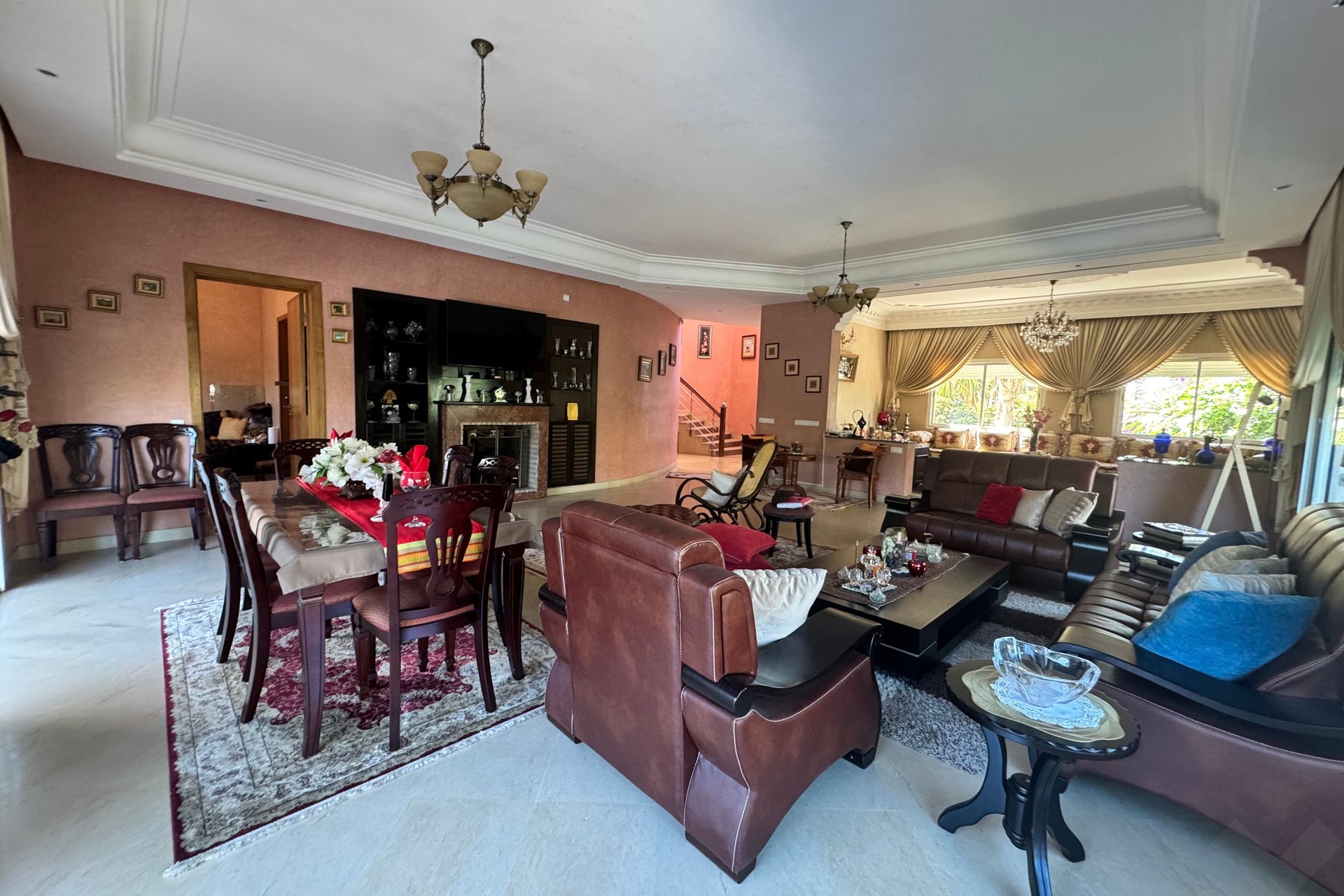 /ci210487/image_921868738.jpeg
