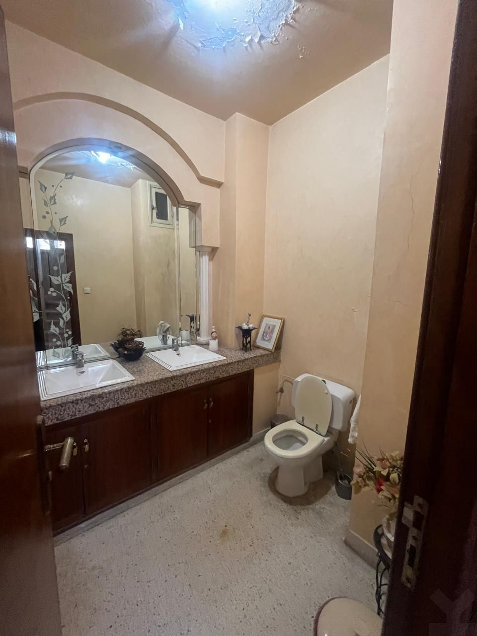 /ci212195/image_922945943.jpeg