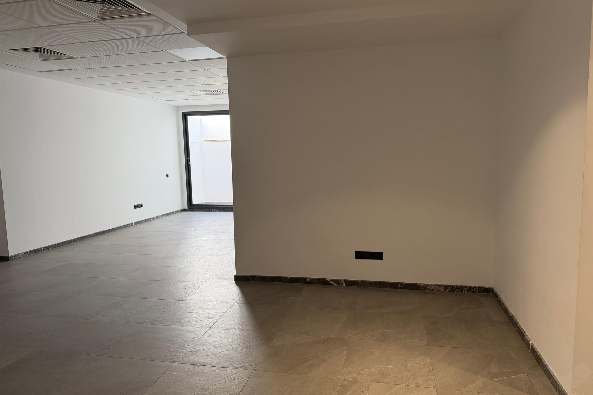 /ci214025/image_174376600.jpg