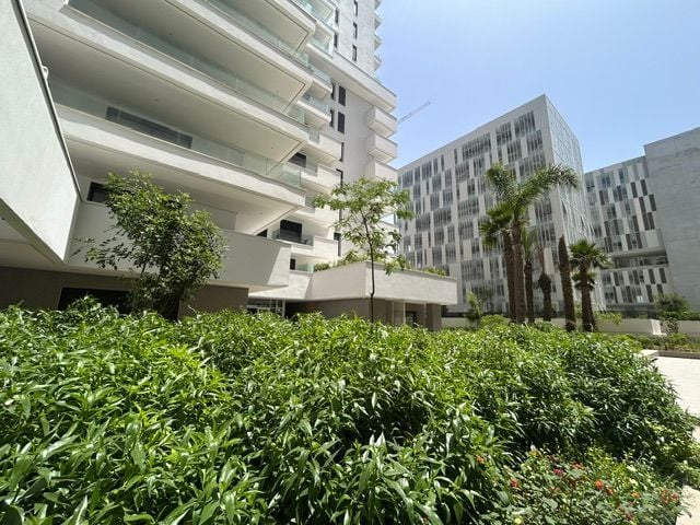 /cs186700/image_79824065.jpeg