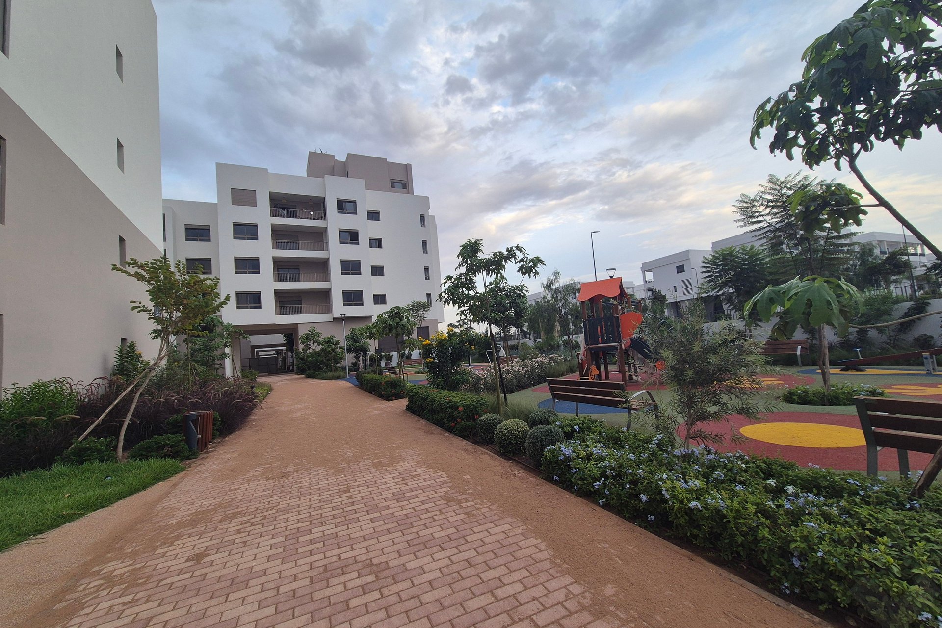 /cs5000021/image_240149076.jpg