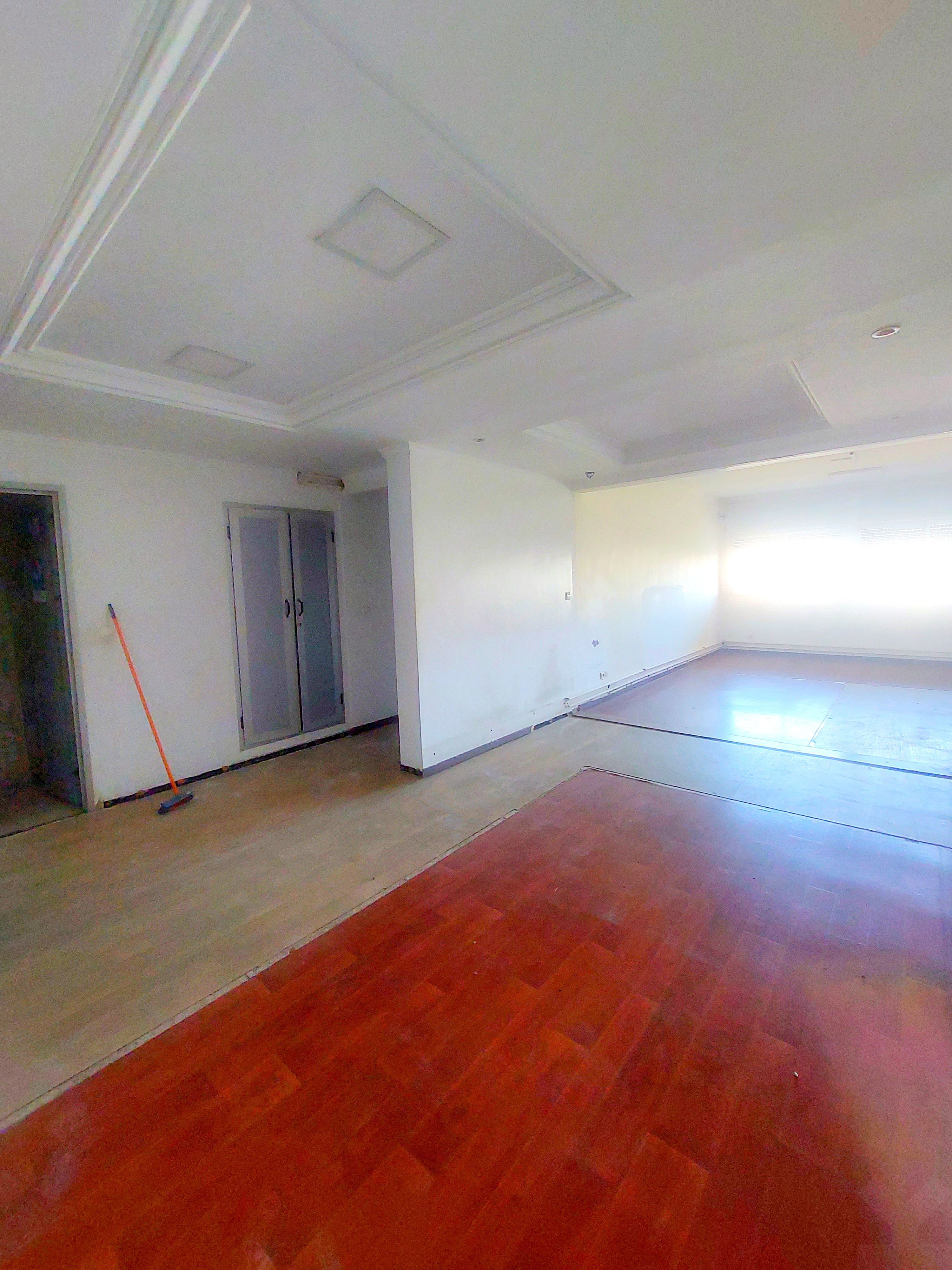 Bureau 173 m² f Hopitaux — 7