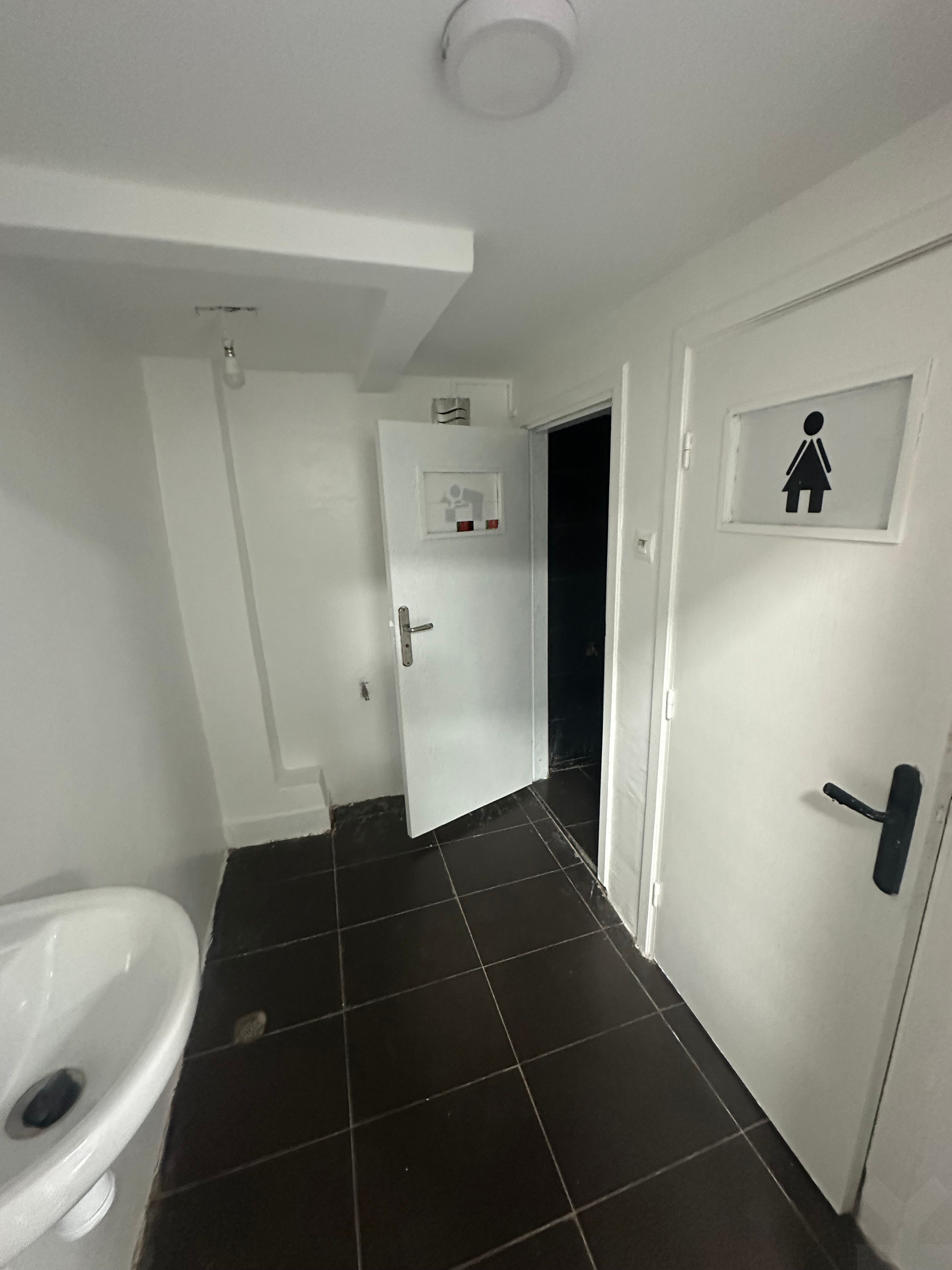 Local commercial 296 m² f Beausejour — 9