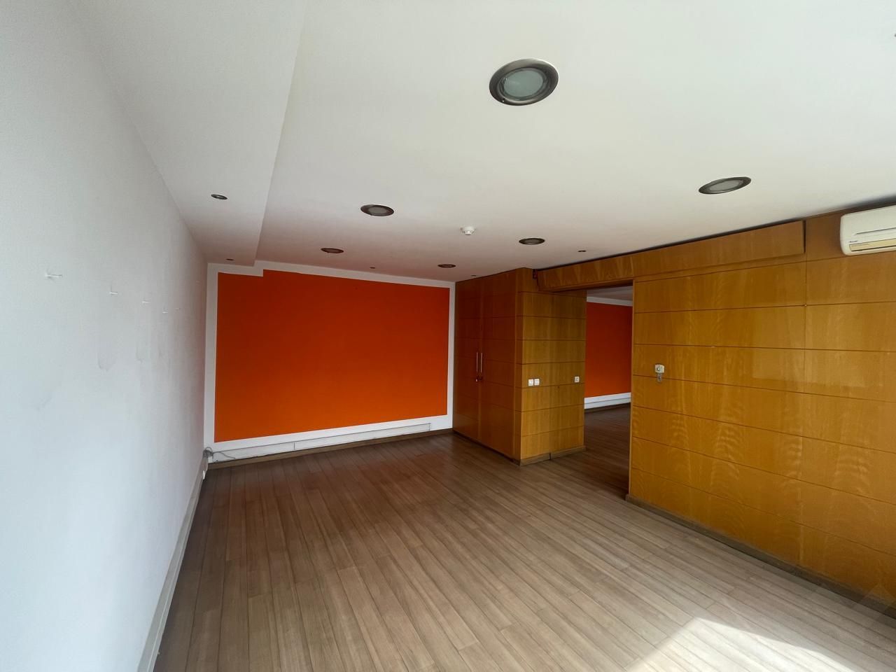 Bureau 122 m² à Hopitaux — 12