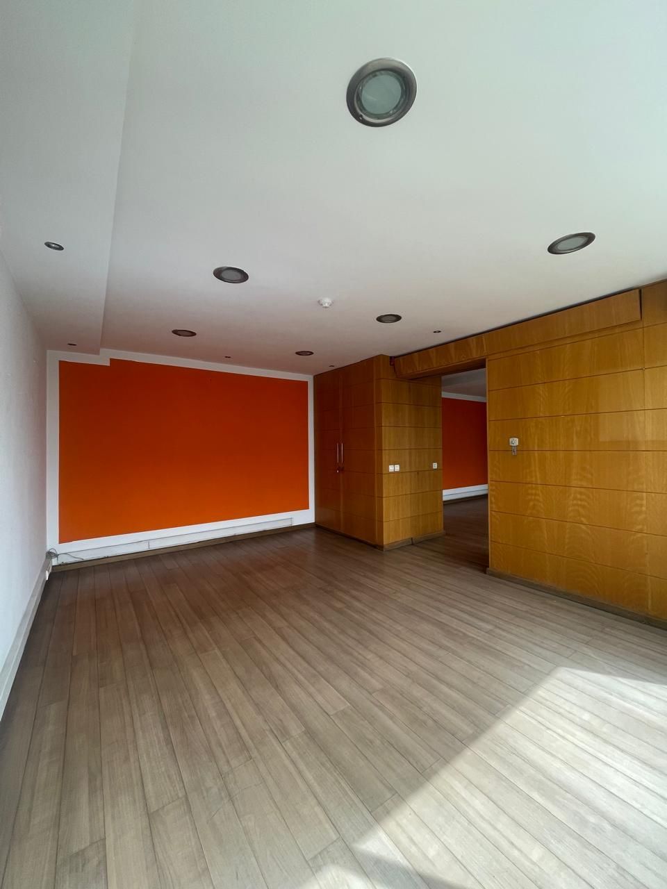 Bureau 122 m² à Hopitaux — 13