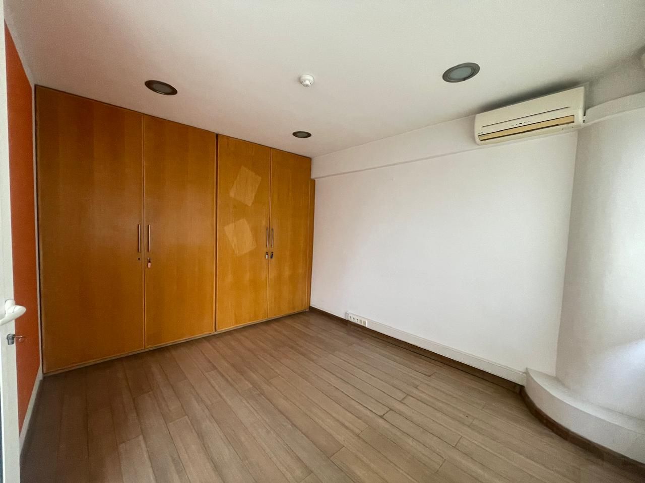 Bureau 122 m² à Hopitaux — 17