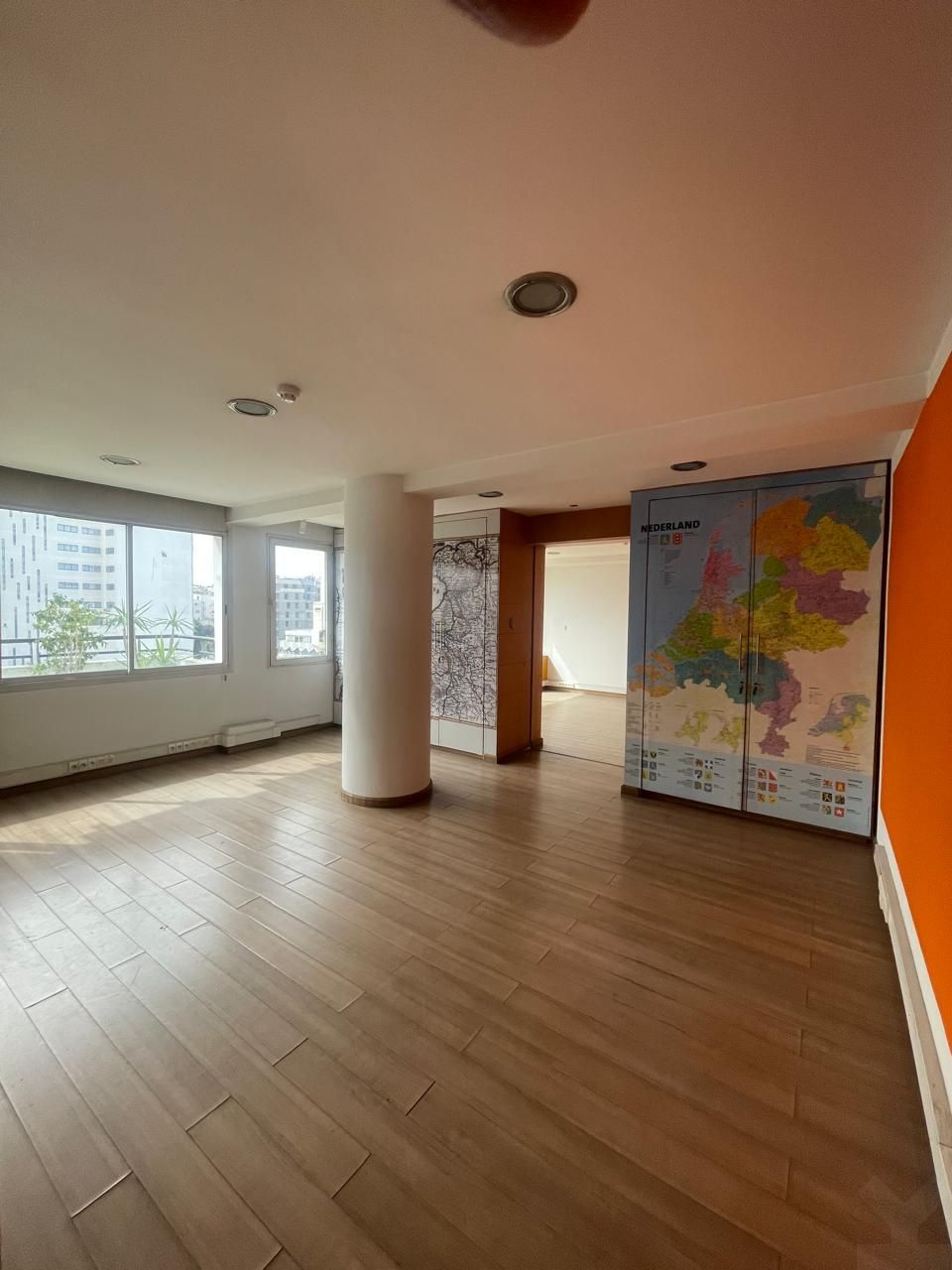 Bureau 122 m² à Hopitaux — 16