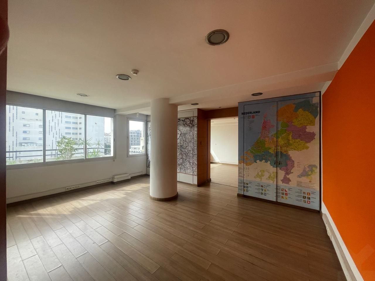 Bureau 122 m² à Hopitaux — 18