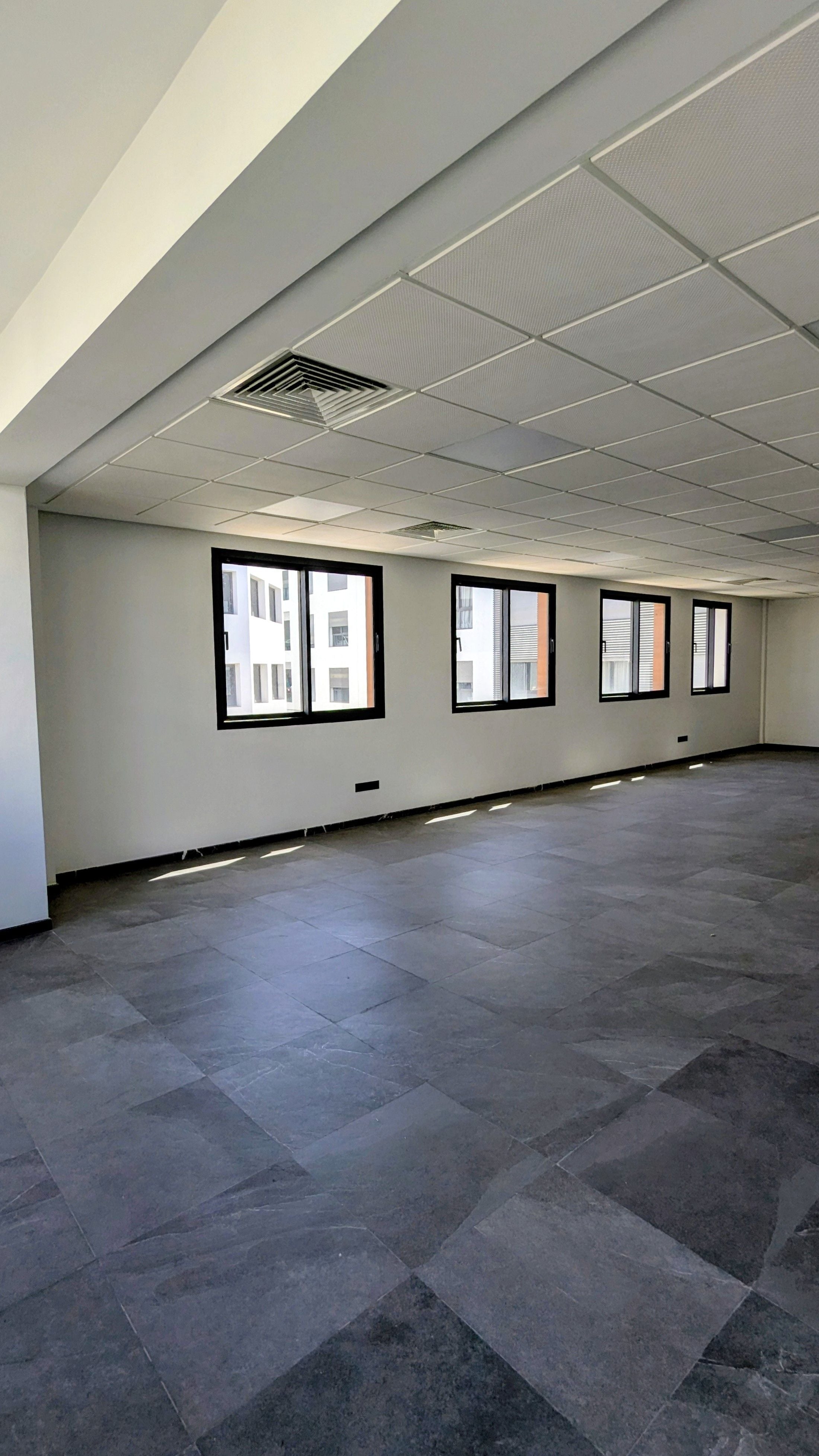 Bureau 104 m² à Florida - Mandarona — 2