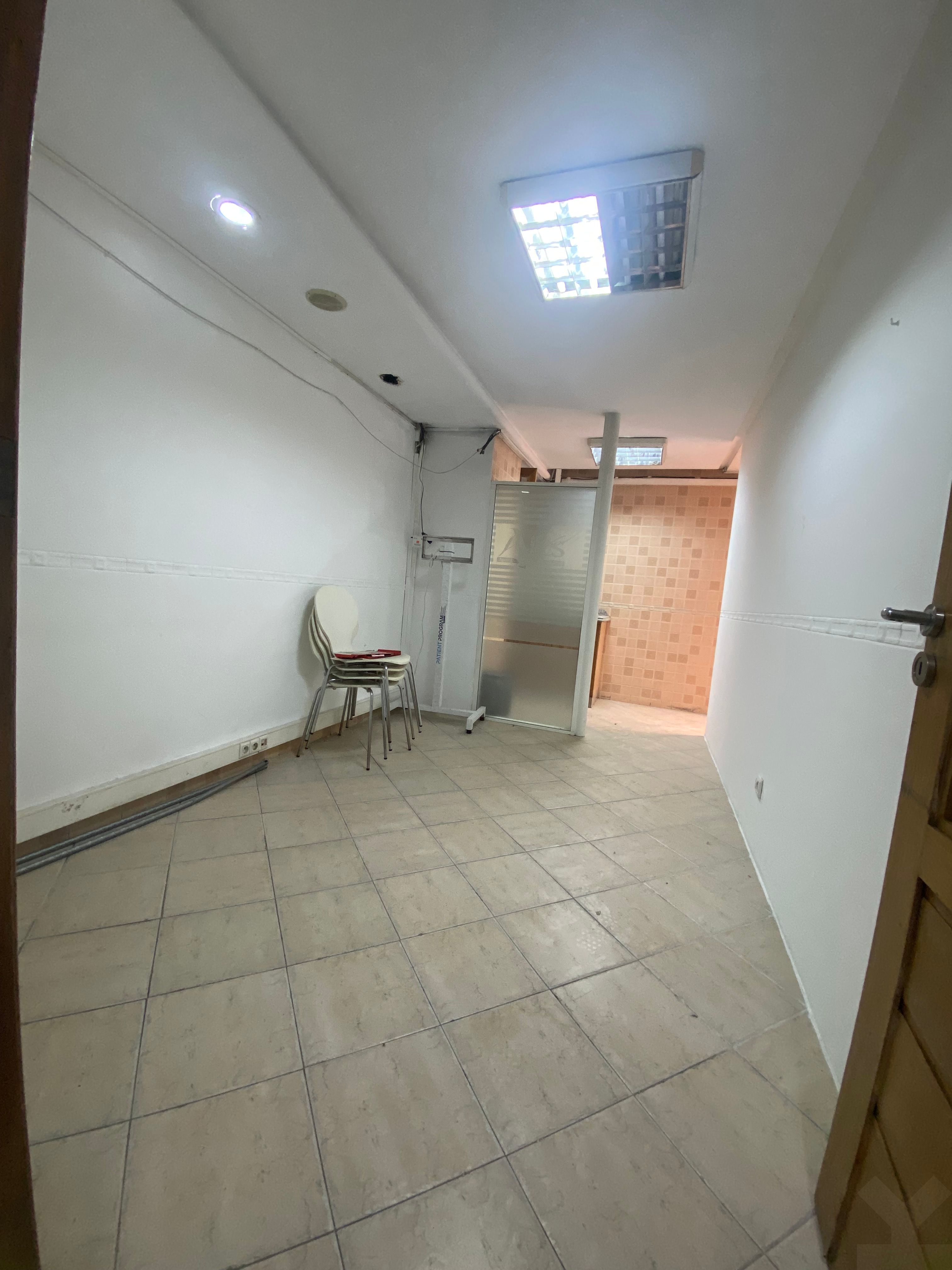 Bureau 141 m² à Hopitaux — 15