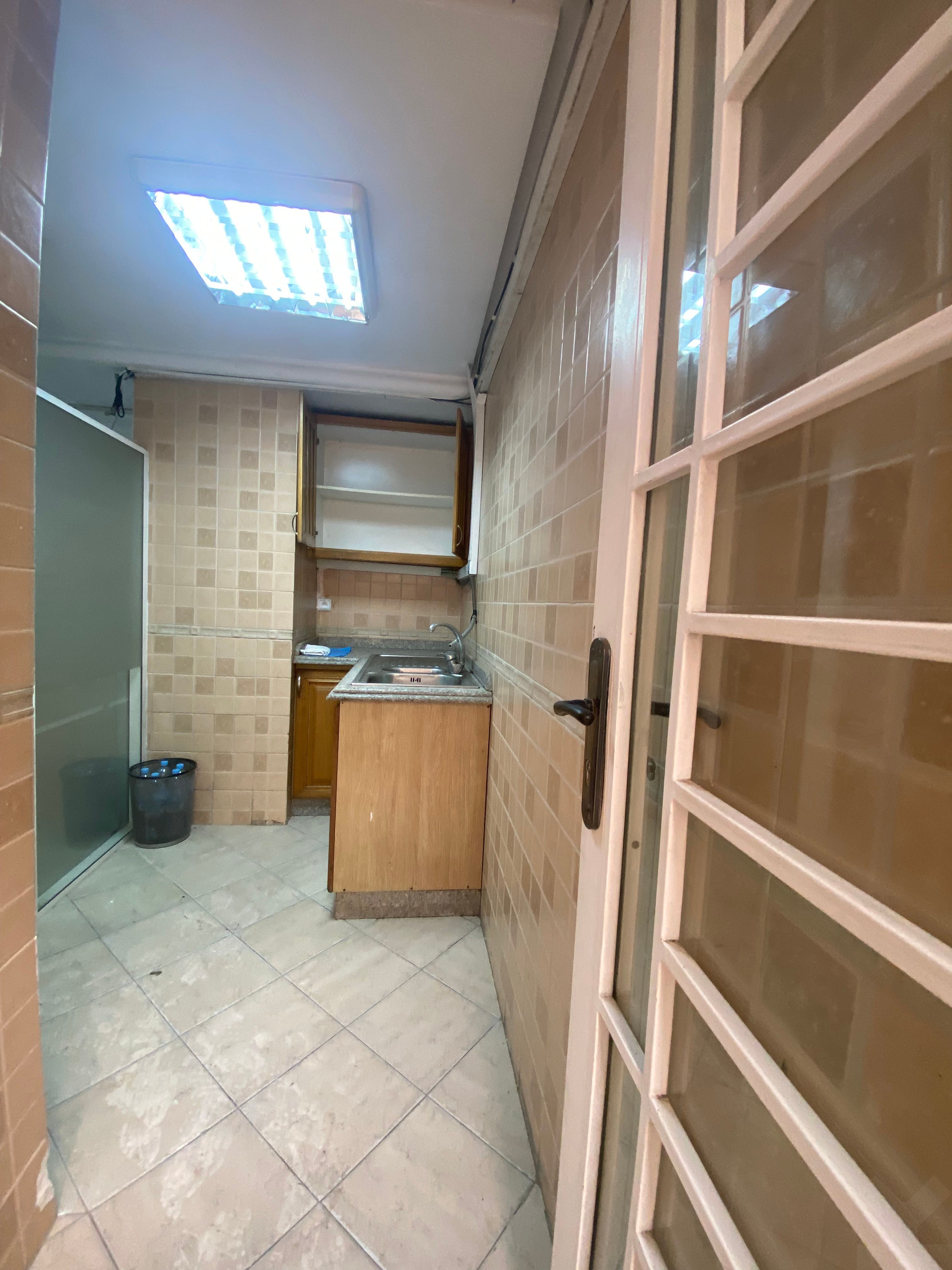 Bureau 141 m² à Hopitaux — 16