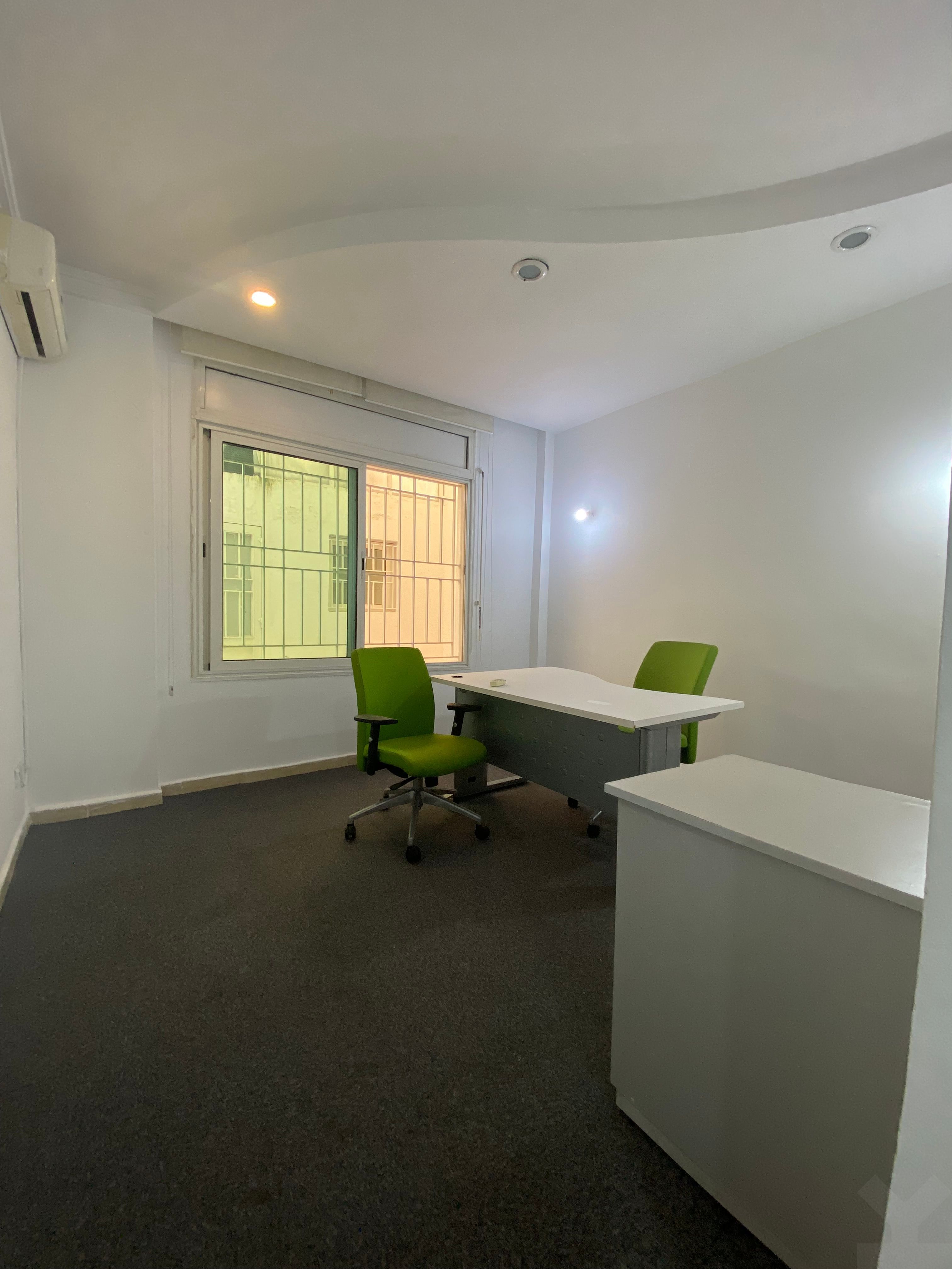 Bureau 141 m² à Hopitaux — 13