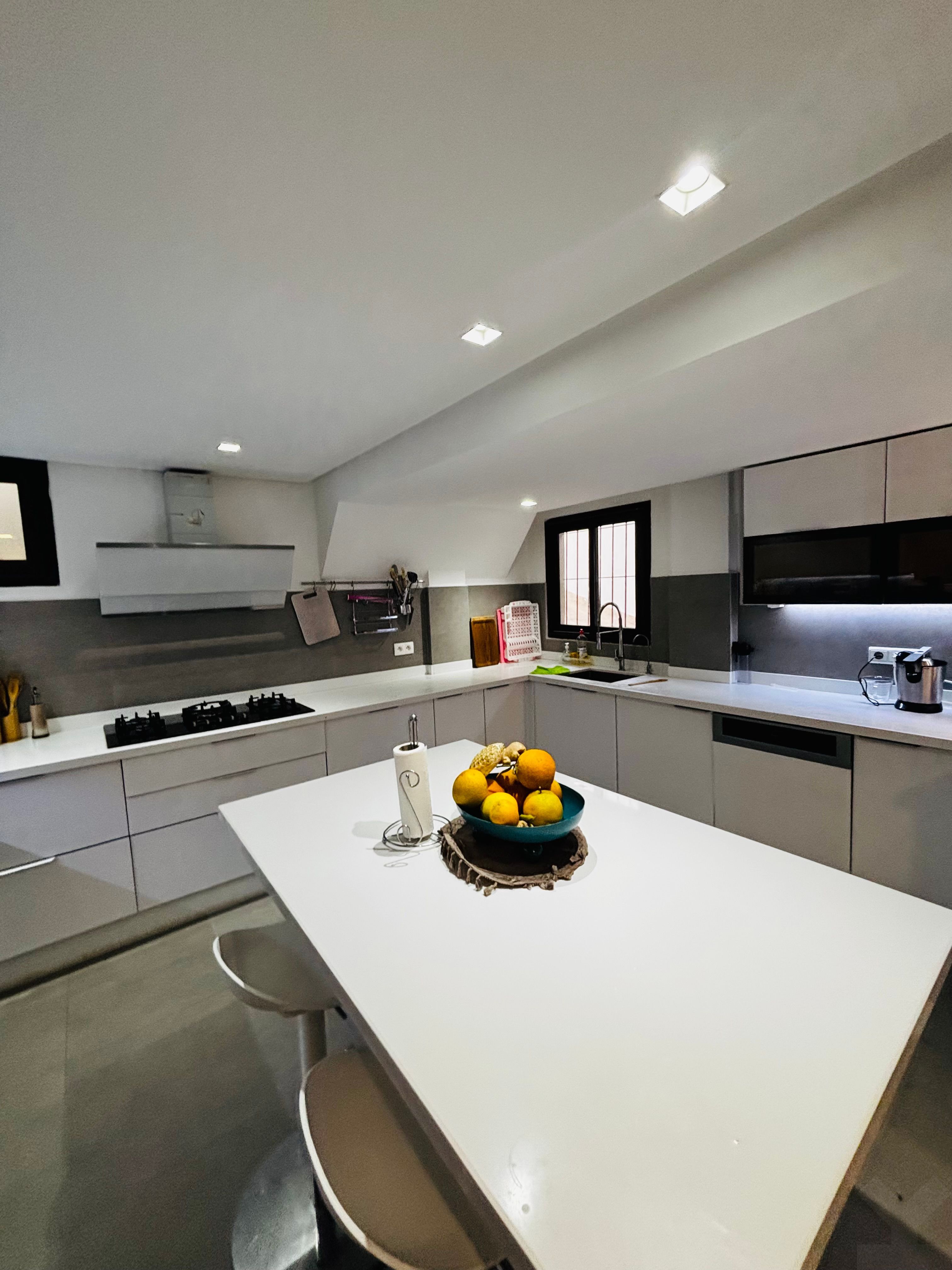 Villa meublée à vendre de 200 m² de terrain et 400 m² construits