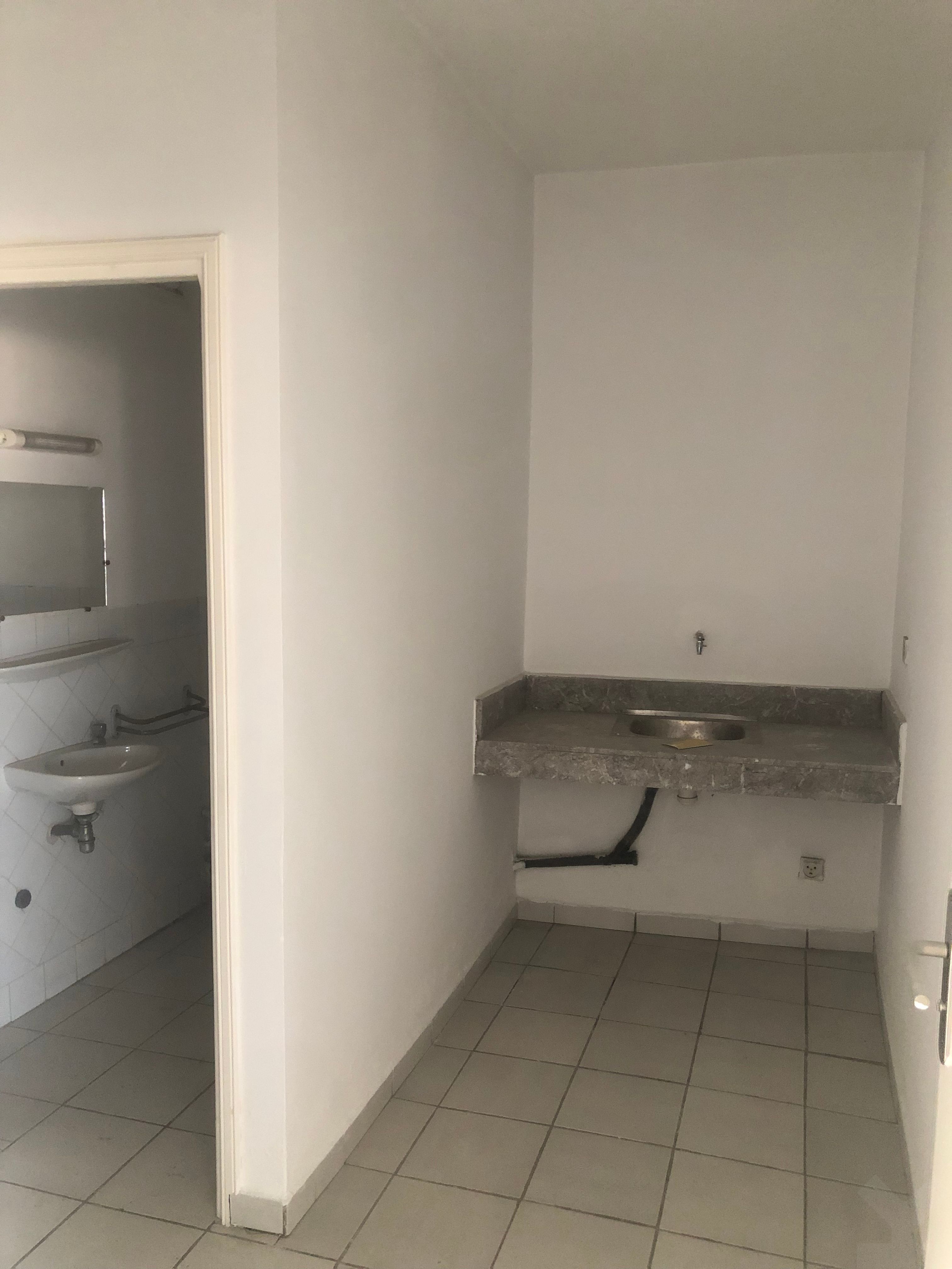 Bureau 272 m² f Zone Industrielle — 10